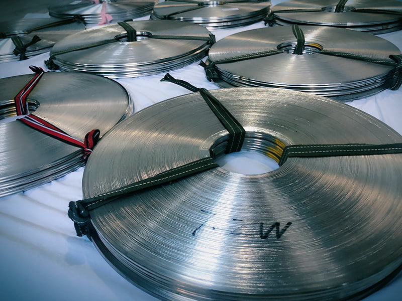 Dayanıklı Metal Şeritler: Endüstriyel Güç ve Çok Yönlülük için Hassas Üretim